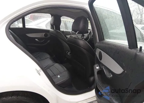 2016 Mercedes-Benz C 300 4Matic z USA, uszkodzony, nr VIN 55SWF4KB1GU103713